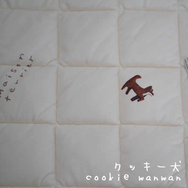 おやつ犬プリントキルトラグ（クッキー犬アップ）