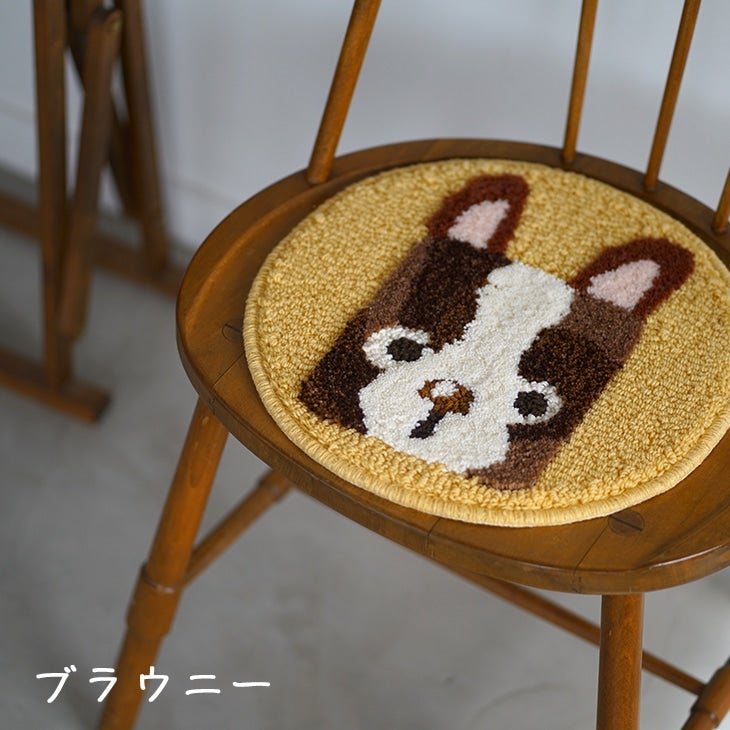 マニー 希少 美品 犬と椅子の刺繍インテリア装飾 メゾン・テリア コラボ】 洗える チェアパッド ケーキ犬チェアパッド